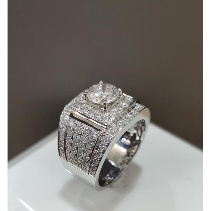 「卓越風範，尊榮之選」鉑金金男士鑽戒