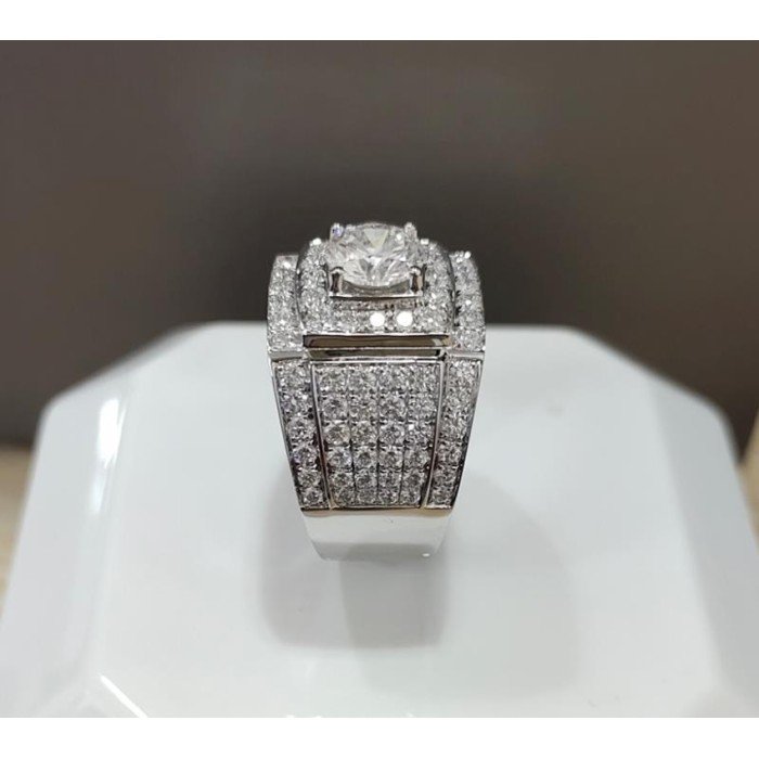 「卓越風範，尊榮之選」鉑金金男士鑽戒