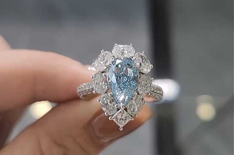 璀璨水滴型藍鑽鑽戒