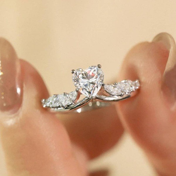 精緻18K金心形鑽戒