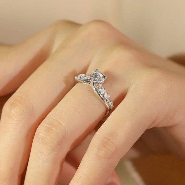 精緻18K金心形鑽戒