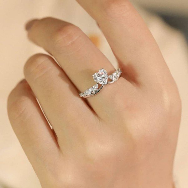 精緻18K金心形鑽戒