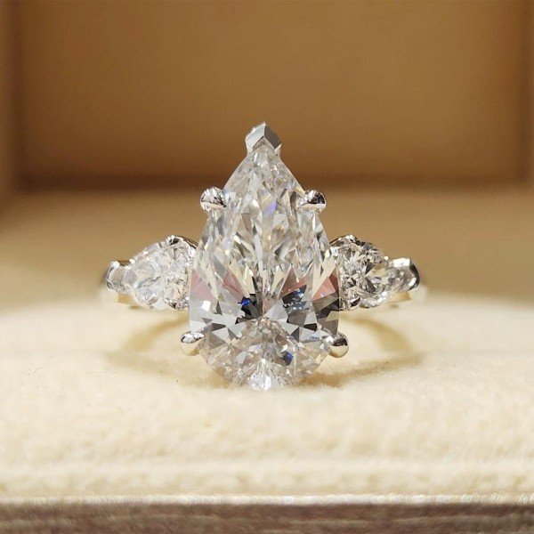 經典之作《IGI》水滴型鑽戒，讓鑽石的光芒在妳指尖綻放，純粹之美，因妳而閃耀