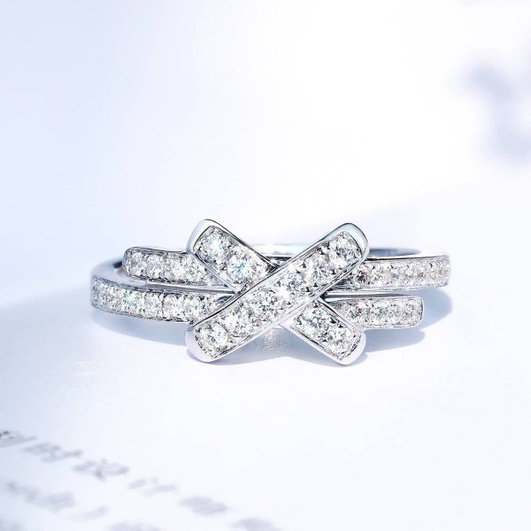 交織的愛18K金X字形鑽戒 交織的愛18K金X字形鑽戒