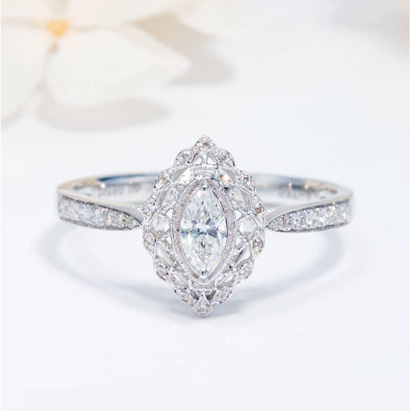 0.30克拉18K金馬眼形鑽戒