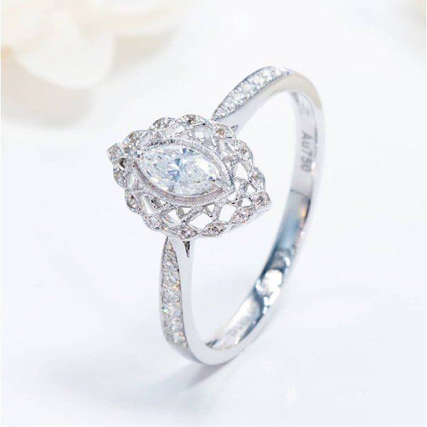 0.30克拉18K金馬眼形鑽戒