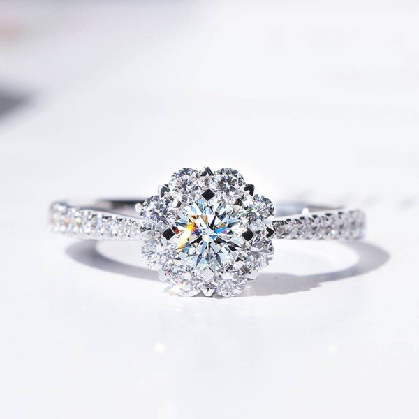 18K金0.55克拉顯大鑽戒