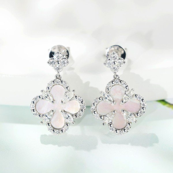 18K金四葉草白貝母鑽石耳環 18K金四葉草白貝母鑽石耳環