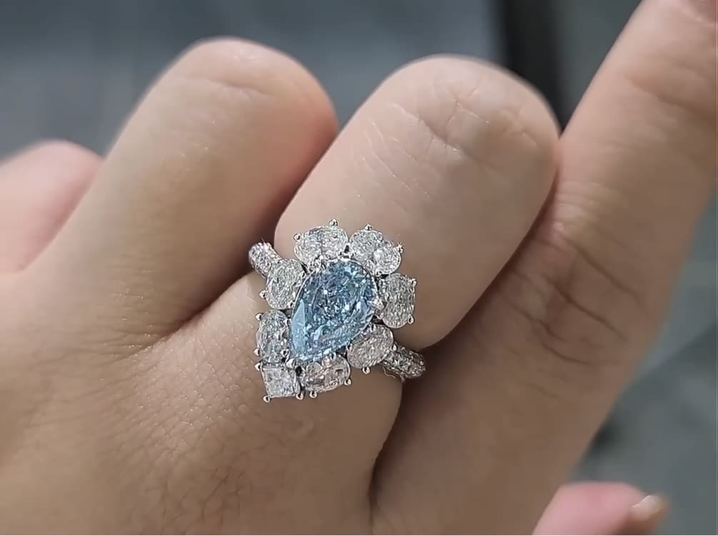 璀璨之愛：2.01克拉水滴型藍色彩鑽鑽戒的永恆魅力