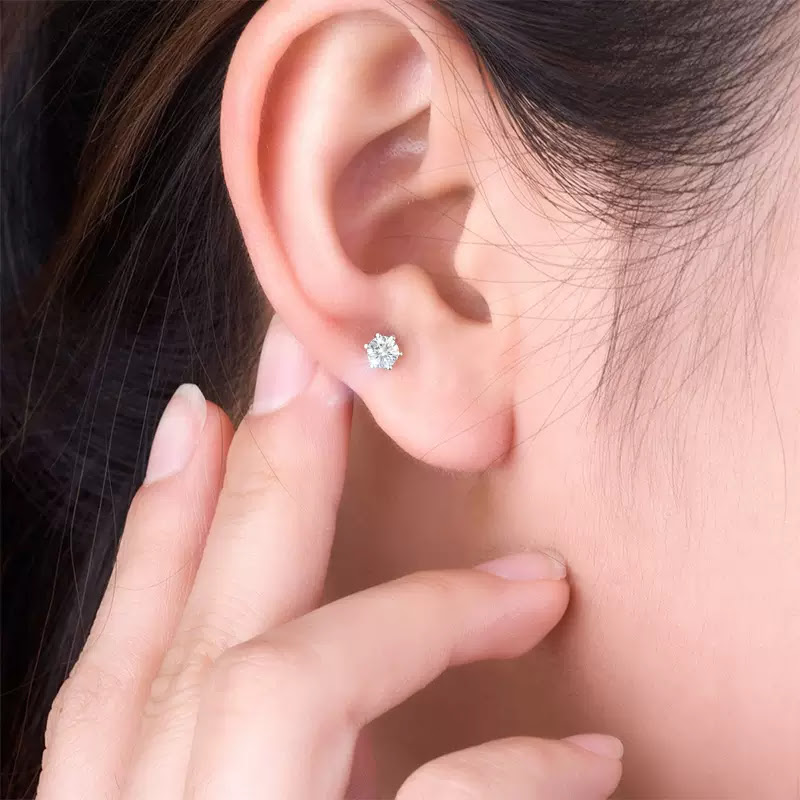 經典六爪0.60克拉鑽石耳環